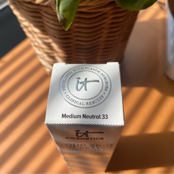 it cosmetics Your Skin But Better Foundation + Skincare Medium Neutral 33 - Picture 6 of 7